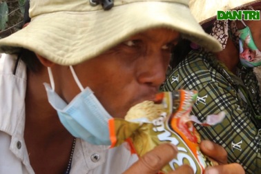 Mất việc, hàng chục dân nghèo đi bộ xuyên đêm về quê