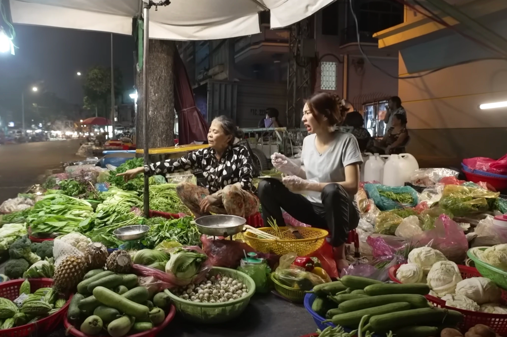 Hoa hậu Thùy Tiên ra chợ bán rau, tá hỏa khi người mua trả giá - 2 Hoa hậu Thùy Tiên ra chợ bán rau, tá hỏa khi người mua trả giá - 2