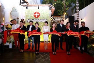 Vợ chồng Lương Thế Thành – Thúy Diễm đẹp đôi dự sự kiện khai trương