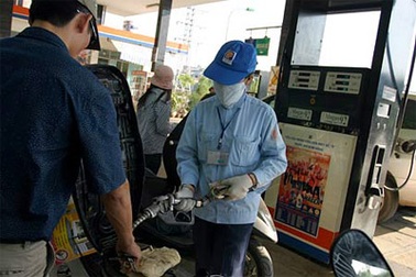 Xăng giảm 500 đồng/lít từ 22 giờ ngày 8/6