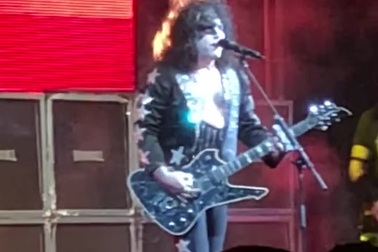 Ca sĩ nhạc rock gặp sự cố bất ngờ trên sân khấu