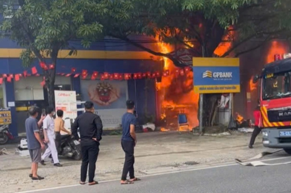 Cửa hàng đồ điện tử ở Hà Nội bốc cháy dữ dội - 1