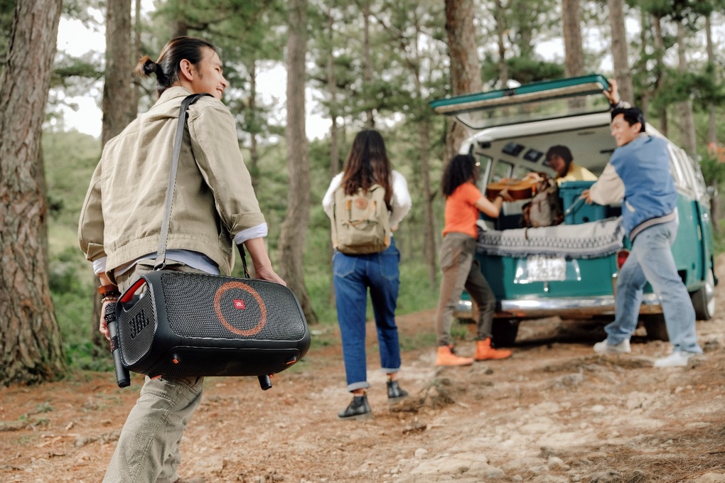 JBL PartyBox On-The-Go được săn đón cho mùa lễ 2/9 - 2 JBL PartyBox On-The-Go được săn đón cho mùa lễ 2/9 - 2