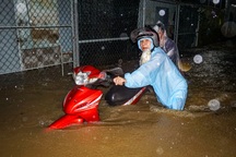 Nước dâng ngang bụng, người dân "điểm nóng" ngập Đà Nẵng lại tất tả sơ tán