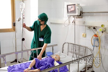 Một bé trai 28 tháng tuổi bị gấu cắn đứt lìa cánh tay