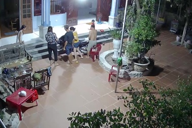 Vặn tay ga quá đà khi khởi động xe máy suýt gây ra tai nạn nghiêm trọng