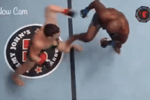 Võ sĩ MMA đá vỡ đầu gối đối thủ gây tranh cãi