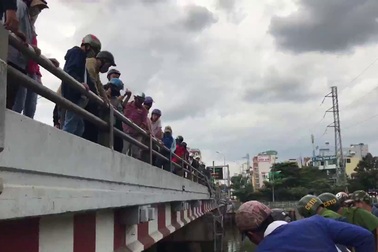 Nhảy kênh tự tử, người đàn ông gào thét…kêu cứu