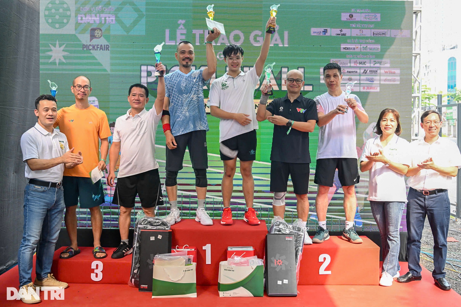 Cảm xúc ăn mừng thăng hoa, đôi công kịch tính trong giải pickleball Dân trí - 6