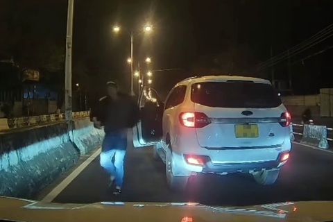 Tài xế dừng ô tô giữa đường chặn xe khác vì xin vượt không nhường đường