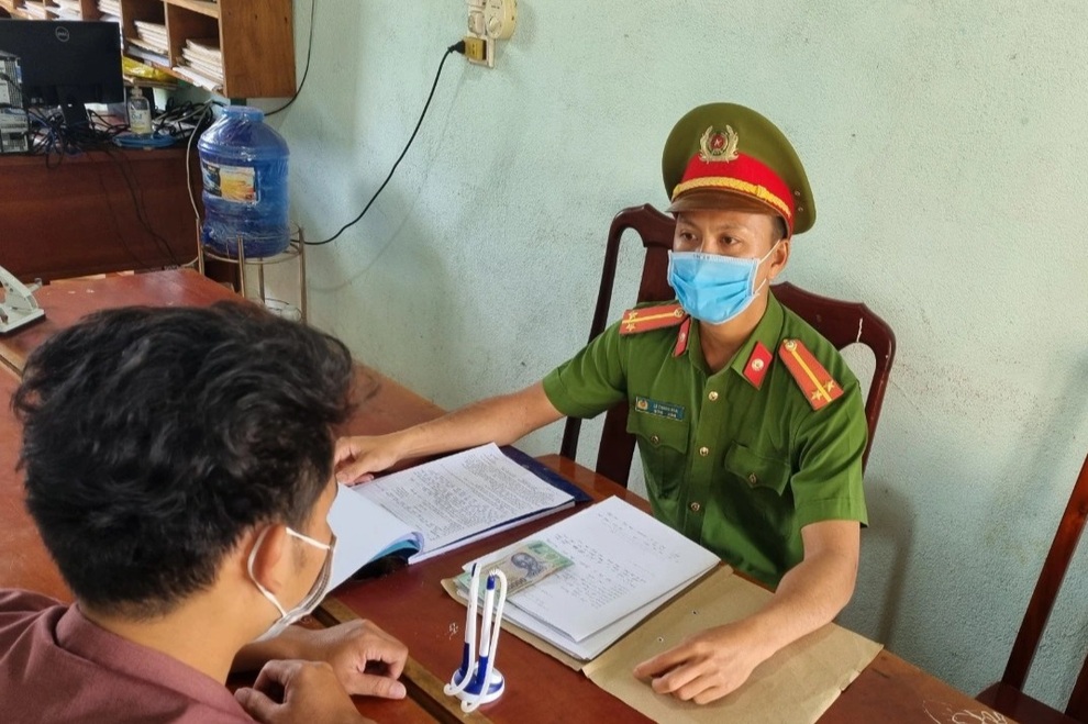 Cò đất bơi qua sông để trốn kiểm dịch - 1 Cò đất bơi qua sông để trốn kiểm dịch - 1