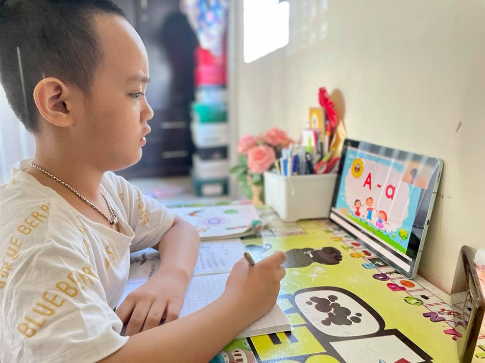 Trẻ mới vào lớp 1, mẹ ép ngồi tập viết ngày... 5 tiếng - 3 Trẻ mới vào lớp 1, mẹ ép ngồi tập viết ngày... 5 tiếng - 3