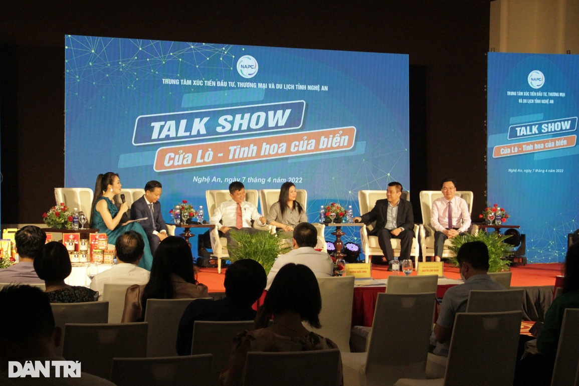 Á hậu Thụy Vân ăn đặc sản cá cơm trong chương trình Talk show - 2 Á hậu Thụy Vân ăn đặc sản cá cơm trong chương trình Talk show - 2