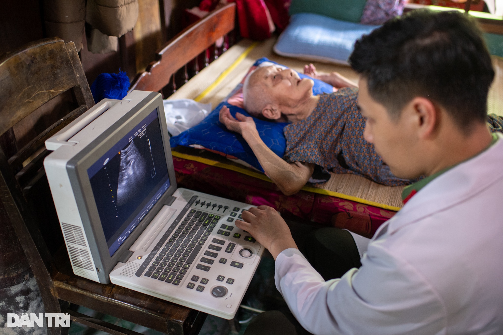 Báo  tổ chức khám sức khỏe cho Mẹ Việt Nam Anh hùng, người có công - 1