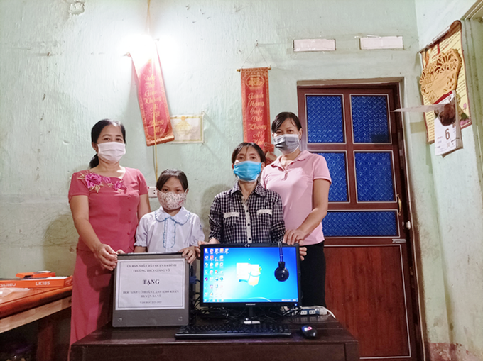 Học sinh khó khăn được hỗ trợ thiết bị học trực tuyến. Ảnh: An Nhiên