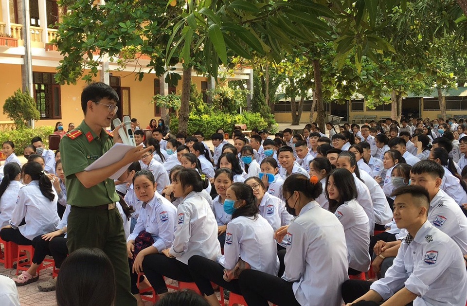 Tăng cường giáo dục chính trị tư tưởng cho học sinh trên môi trường mạng - 1 Tăng cường giáo dục chính trị tư tưởng cho học sinh trên môi trường mạng - 1