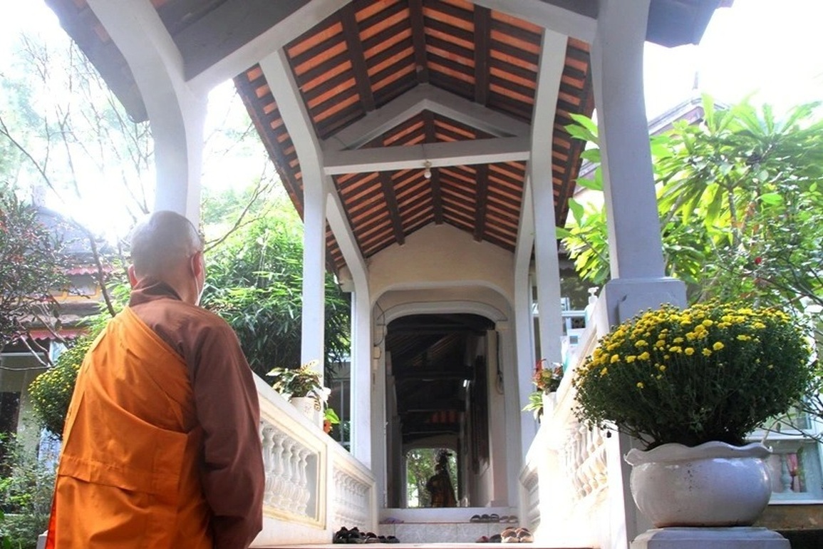 Đệ tử vái lạy bên ngoài căn phòng nơi thiền sư Thích Nhất Hạnh viên tịch - 4 Đệ tử vái lạy bên ngoài căn phòng nơi thiền sư Thích Nhất Hạnh viên tịch - 4