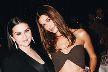 Selena Gomez và Hailey Bieber sau lùm xùm miệt thị ngoại hình | Báo Dân trí