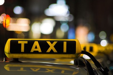 Lái xe taxi mưu trí chở tên tội phạm đến thẳng đồn công an 