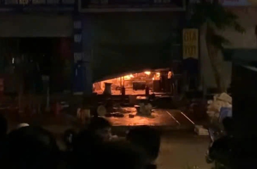 Cháy cửa hàng trên phố ở Hà Nội lúc nửa đêm - 1 Cháy cửa hàng trên phố ở Hà Nội lúc nửa đêm - 1