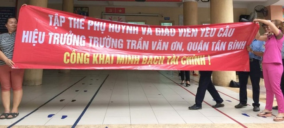 Vụ phụ huynh đòi minh bạch tài chính: Hiệu trưởng có thể bị khởi tố - 1 Vụ phụ huynh đòi minh bạch tài chính: Hiệu trưởng có thể bị khởi tố - 1