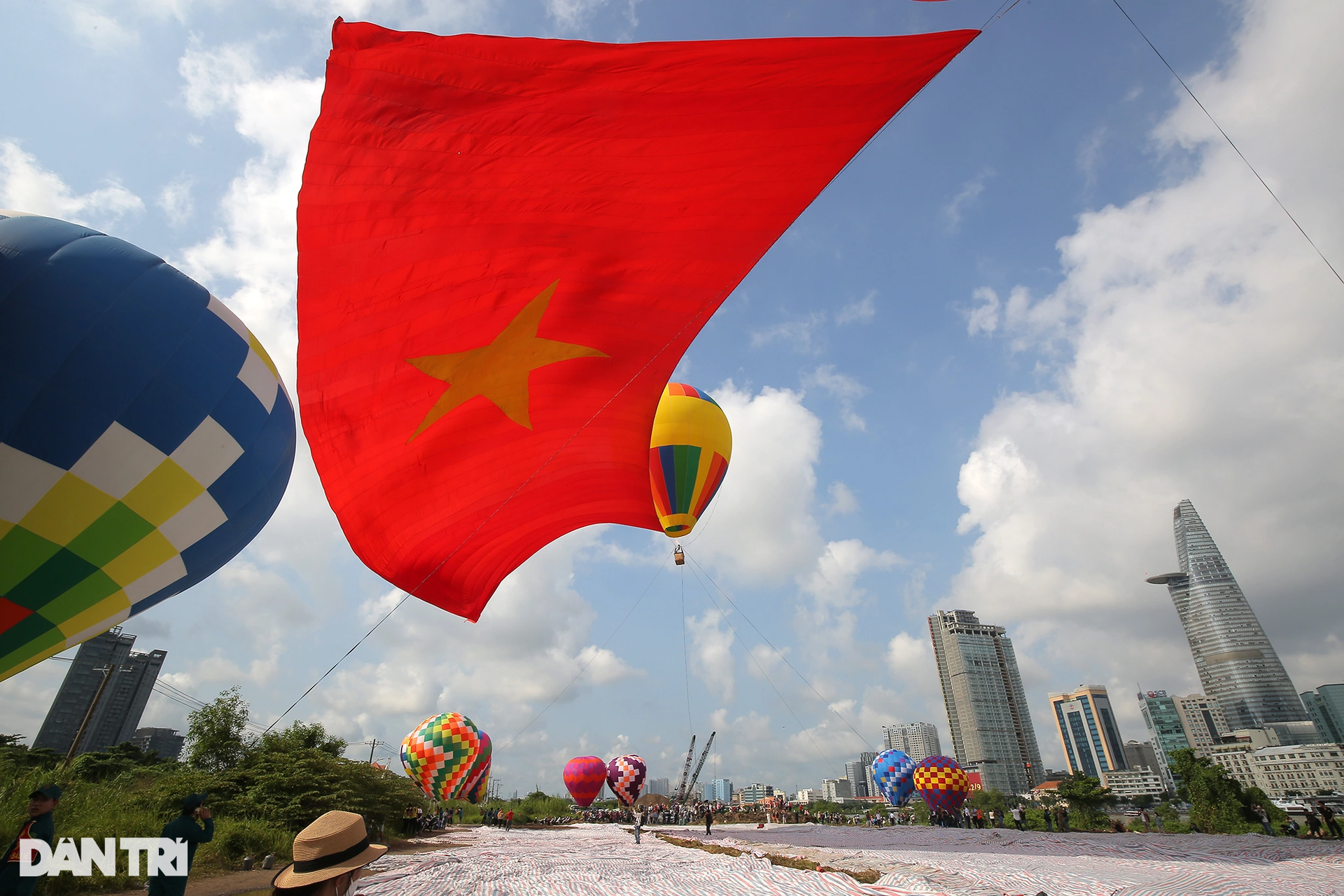 Đại kỳ 1.800m2 tung bay trên bầu trời TPHCM mừng Tết Độc Lập - 10 Đại kỳ 1.800m2 tung bay trên bầu trời TPHCM mừng Tết Độc Lập - 10