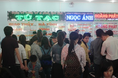 Xếp hàng dài mua vé xe Tết