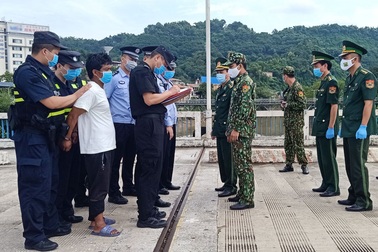 Lào Cai: Trao trả đối tượng truy nã đặc biệt cho công an Trung Quốc