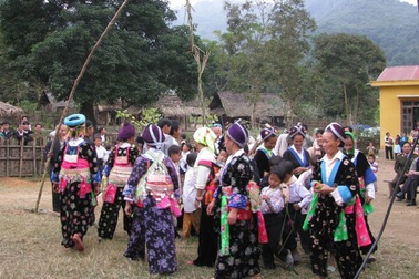 Mặc tranh cãi, Tết cổ truyền sẽ mãi đồng hành cùng người Việt