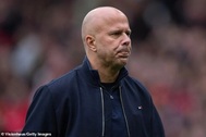 Liverpool bất ngờ sa thải HLV Arne Slot
