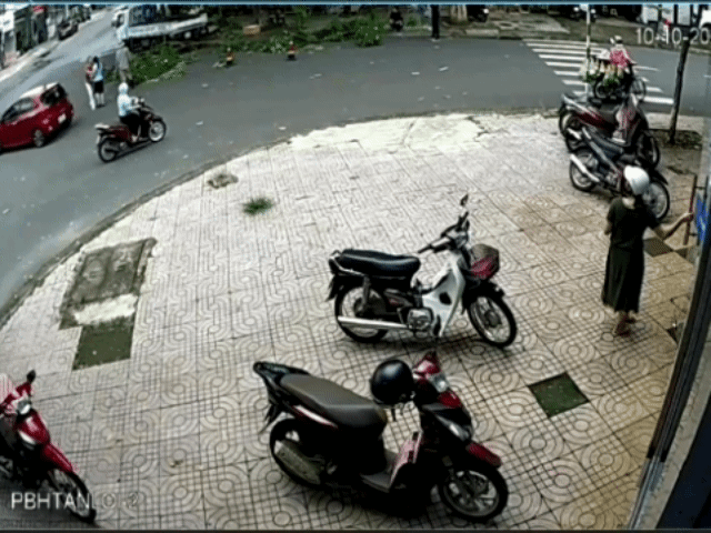 Nữ nhân viên môi trường bị tát vào mặt khi tỉa cây trên phố - 2 Nữ nhân viên môi trường bị tát vào mặt khi tỉa cây trên phố - 2