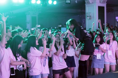 Ca sỹ Phương Ly thổi bùng cảm xúc đêm hội của học sinh Chuyên ngữ