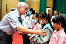 Hàng trăm học sinh nhận học bổng "Vì em hiếu học"