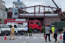 Sập mái nhà khi đang thi công, có người tử vong, có người mắc kẹt