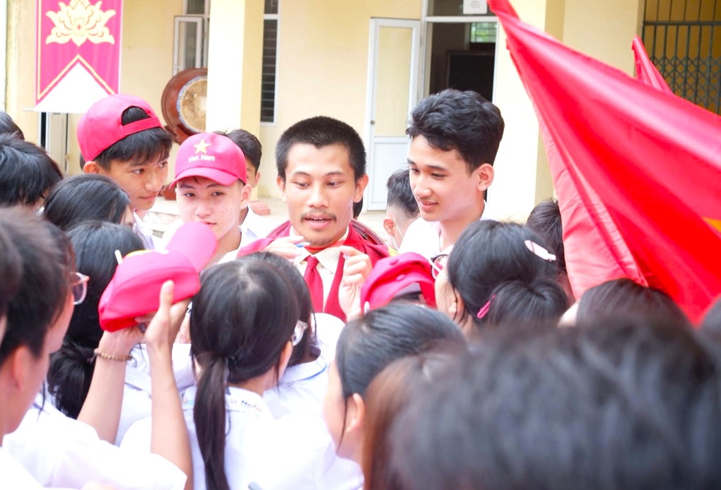 Anh Tạ trong phim “Mưa đỏ” về thăm trường cũ ở Thanh Hóa - 3 Anh Tạ trong phim “Mưa đỏ” về thăm trường cũ ở Thanh Hóa - 3