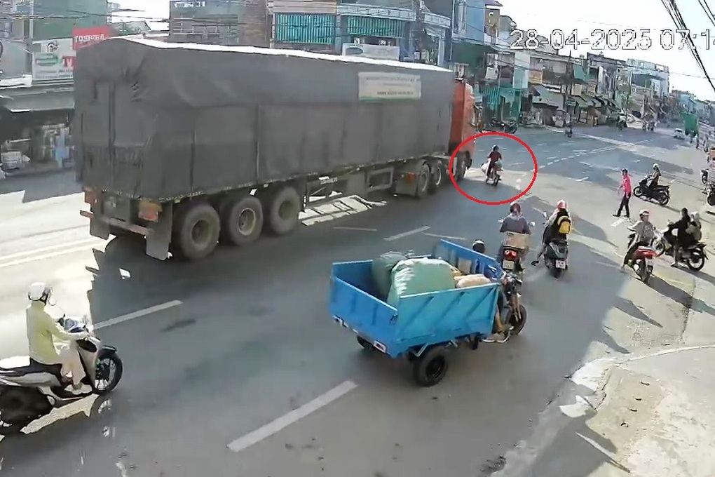 Người phụ nữ qua đường bị xe container cán tử vong - 1 Người phụ nữ qua đường bị xe container cán tử vong - 1