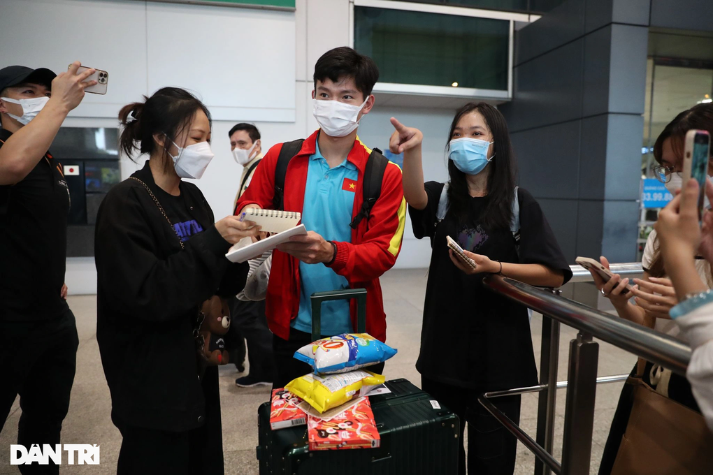 U23 Việt Nam về đến TPHCM sau hành trình tại giải U23 châu Á - 5 U23 Việt Nam về đến TPHCM sau hành trình tại giải U23 châu Á - 5