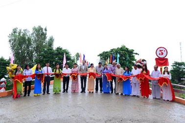 Khánh thành cây cầu thứ 2 xây bằng nắp chai bia tái chế tại An Giang