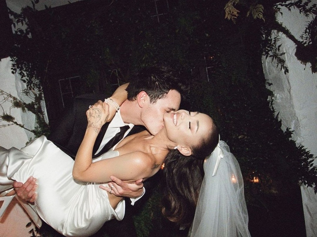 Ariana Grande vướng nghi vấn hẹn hò, chồng trẻ nỗ lực cứu vớt hôn nhân - 5 Ariana Grande vướng nghi vấn hẹn hò, chồng trẻ nỗ lực cứu vớt hôn nhân - 5