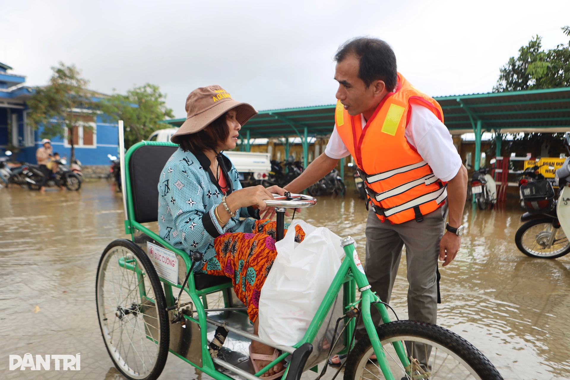 Báo Dân trí ngày đêm mang túi an sinh đến với cư dân vùng lũ ở ngã ba sông - 5 Báo Dân trí ngày đêm mang túi an sinh đến với cư dân vùng lũ ở ngã ba sông - 5