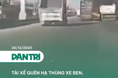 Tài xế quên hạ thùng xe ben, đâm sập cầu đi bộ