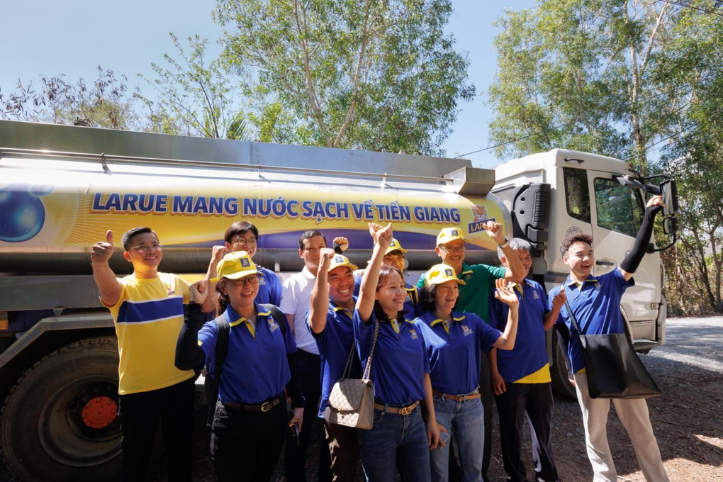 Larue hỗ trợ nước sinh hoạt cho người dân Tiền Giang - 1 Larue hỗ trợ nước sinh hoạt cho người dân Tiền Giang - 1