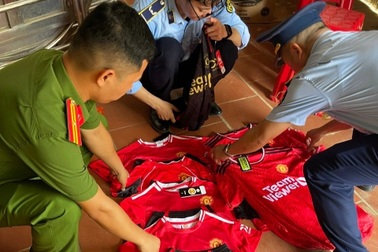Người phụ nữ bán 7 bộ quần áo trẻ em giả mạo nhãn hiệu Manchester United