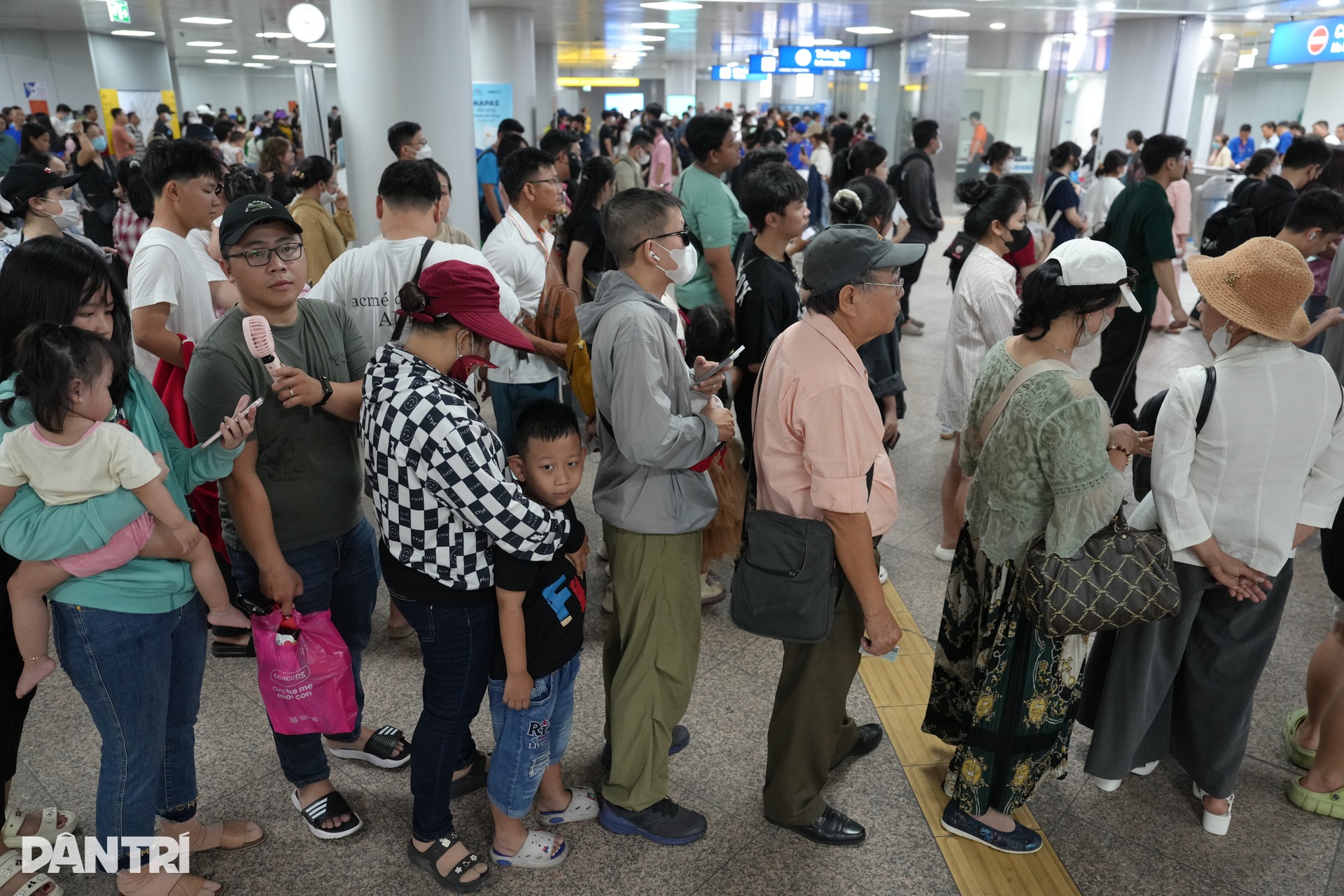 Người dân TPHCM xếp hàng dài đi Metro số 1 trong ngày khánh thành - 4 Người dân TPHCM xếp hàng dài đi Metro số 1 trong ngày khánh thành - 4