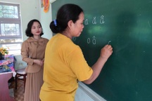 Cô giáo người Jrai tình nguyện "gieo chữ" giúp đồng bào nghèo