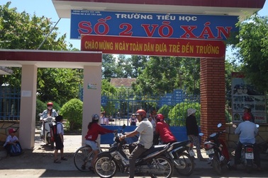 Bắt học sinh mua đồng phục: Hiệu trưởng rút kinh nghiệm