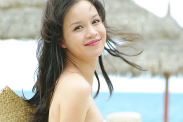 Phút lãng đãng của Á hậu Ngọc Oanh trên bãi biển