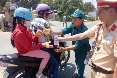 Công an Đồng Tháp tặng nước suối, khăn lạnh... "giải nhiệt" cho người đi đường