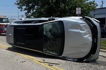 Ve sầu "quấy rối" tài xế, ô tô lật nghiêng giữa đường vì lý do khó tin