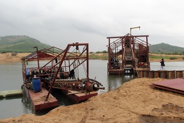 Buộc tháo dỡ những thiết bị "không phép" nặng hàng chục tấn